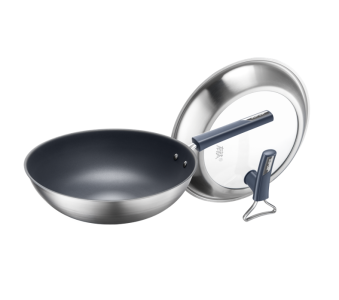 成功上市有鈦無涂層不粘炒鍋，首創<sup>2</sup>無涂層不粘炒鍋，成為無涂層不粘鍋行業開創者、標準制定者<sup>3</sup>