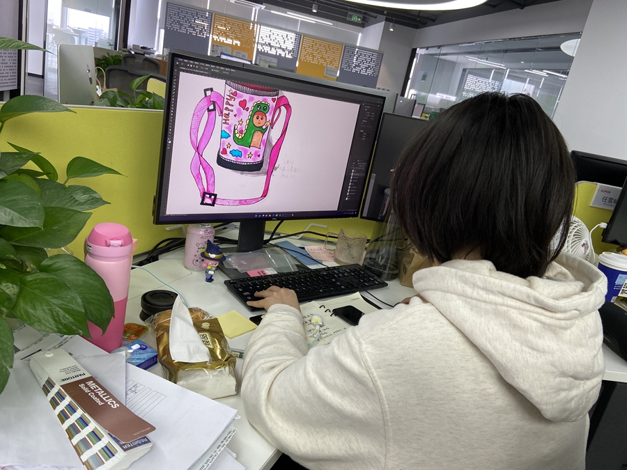 貼紙?jiān)O(shè)計(jì)師工作照.jpg